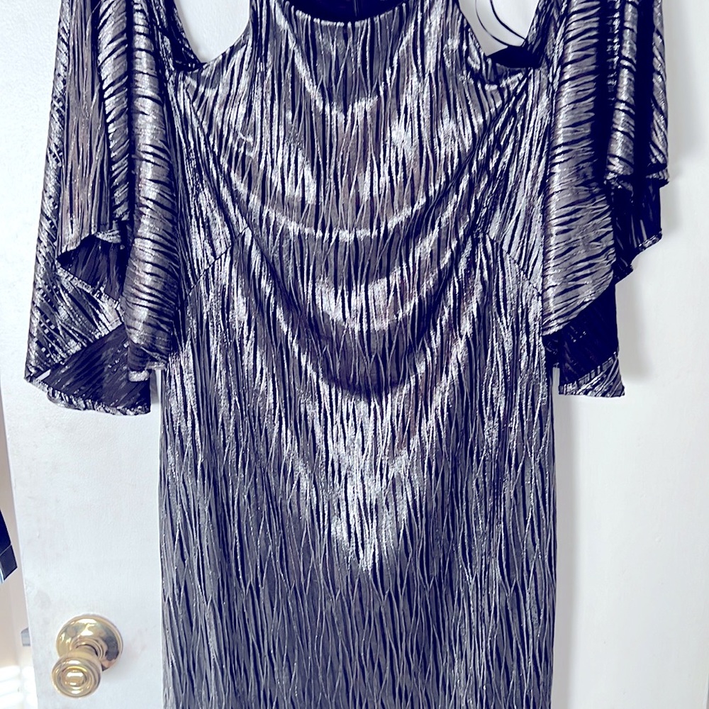R & M Richard’s dress peek a boo sleeves. Excellent condition/Todays Deal🌸$5